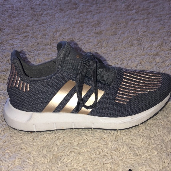 Adidas tennis shoes - Picture 4 of 5